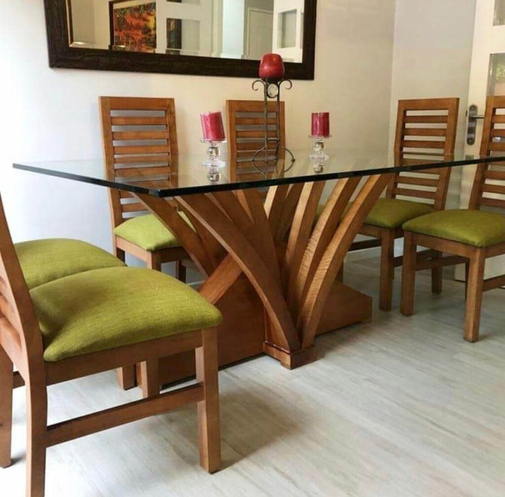 Comedor modelo Oslo, fabricado en madera lenga. Se hace a pedido en diferentes medidas. Tapiz a elección. Cubierta de cristal de 19mm de espesor