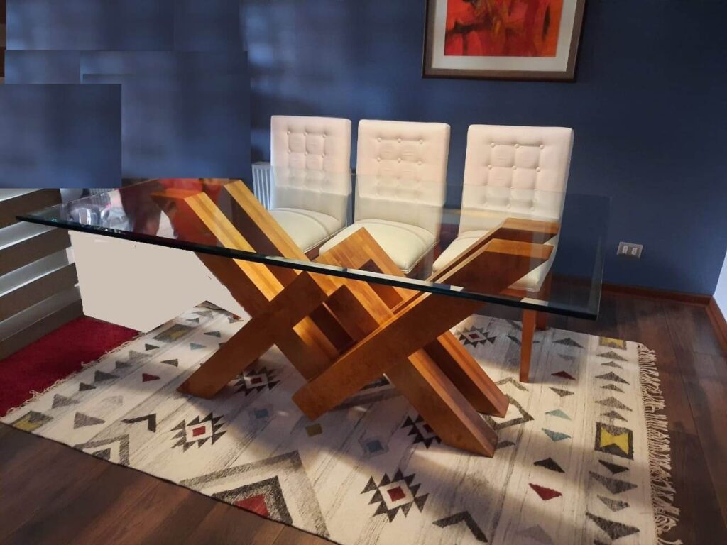 Mesa de comedor, base modelo W fabricada en madera lenga, cubierta de cristal 19mm de espesor. Se hace pedido en otras medidas. Tapiz y modelo de silla a elección